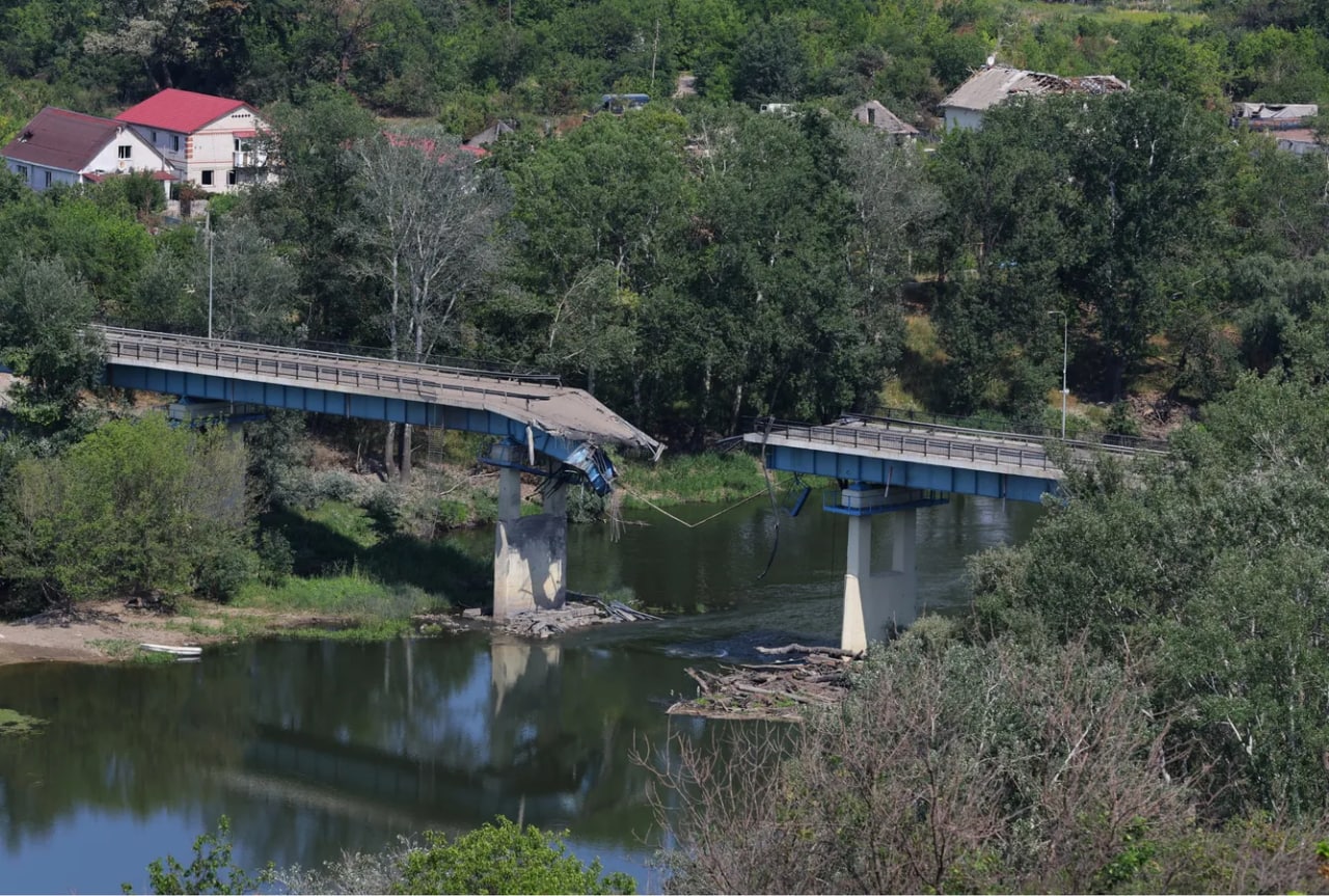 Severodonetskni Lisichansk bilan bog‘laydigan ko‘prik vayron qilingan. Ukraina OAVlari rus qo‘shinlari iyun oyi o‘rtalarida uchta ko‘prikning oxirgisini ham portlatganini xabar qildi.