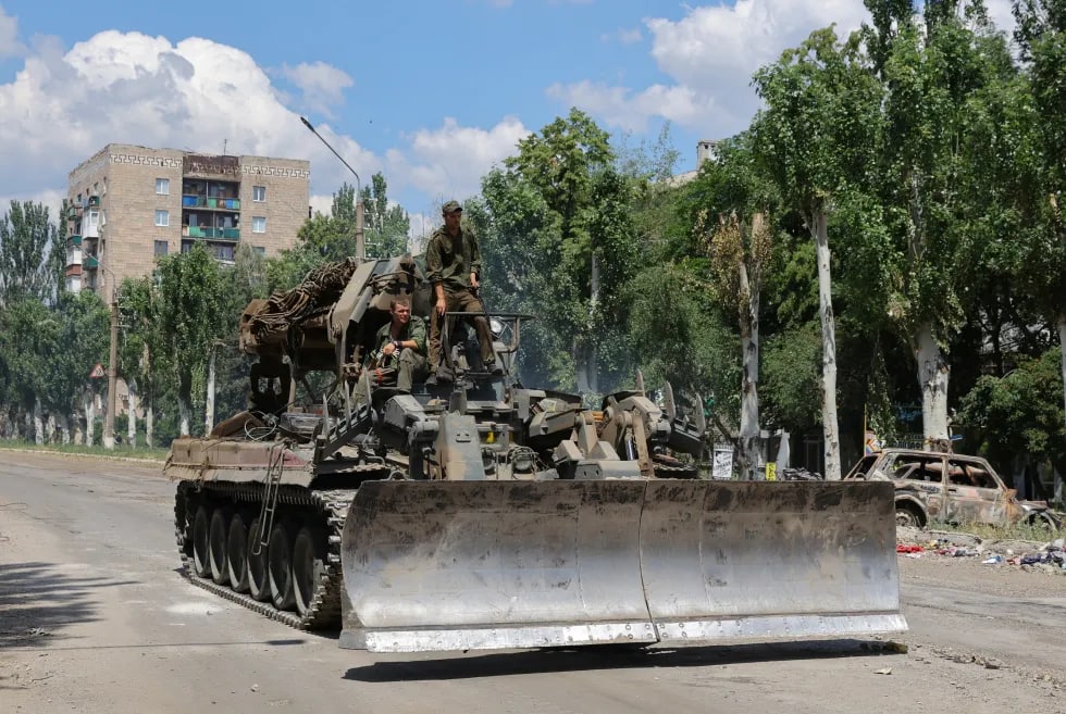 Rossiya kuchlari xodimlari jangovar muhandislik mashinasida Lisichansk bo‘ylab harakatlanmoqda. 3-iyul kuni Rossiya Mudofaa vazirligi shahar qurshovga olingani haqida xabar berdi. Ertasi kuni Lugansk ma’muriyati rahbari Ukraina qo‘shinlari Lisichanskni yo‘qotishlarsiz tark etganini ma’lum qildi.