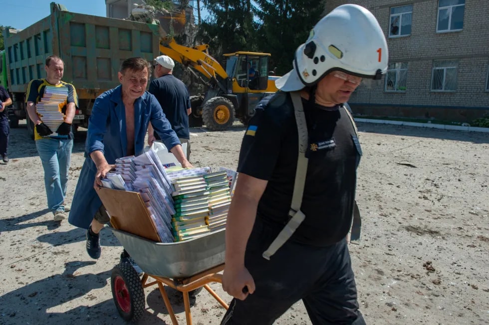 Ko‘ngillilar vayron bo‘lgan gimnaziyadan darsliklarni olib ketmoqda.