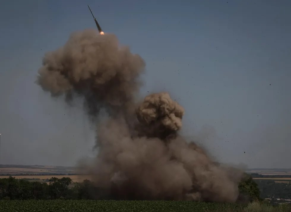 Ukraina harbiylari Donbassdagi front chizig‘ida “Uragan” raketa tizimidan o‘t ochmoqda.