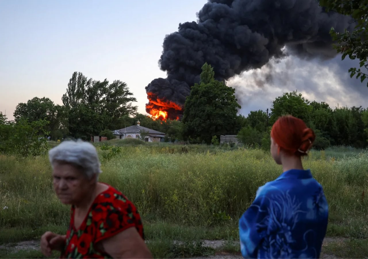 Donetsk viloyatidagi qishloqda otishmalardan keyin yong‘in boshlandi.