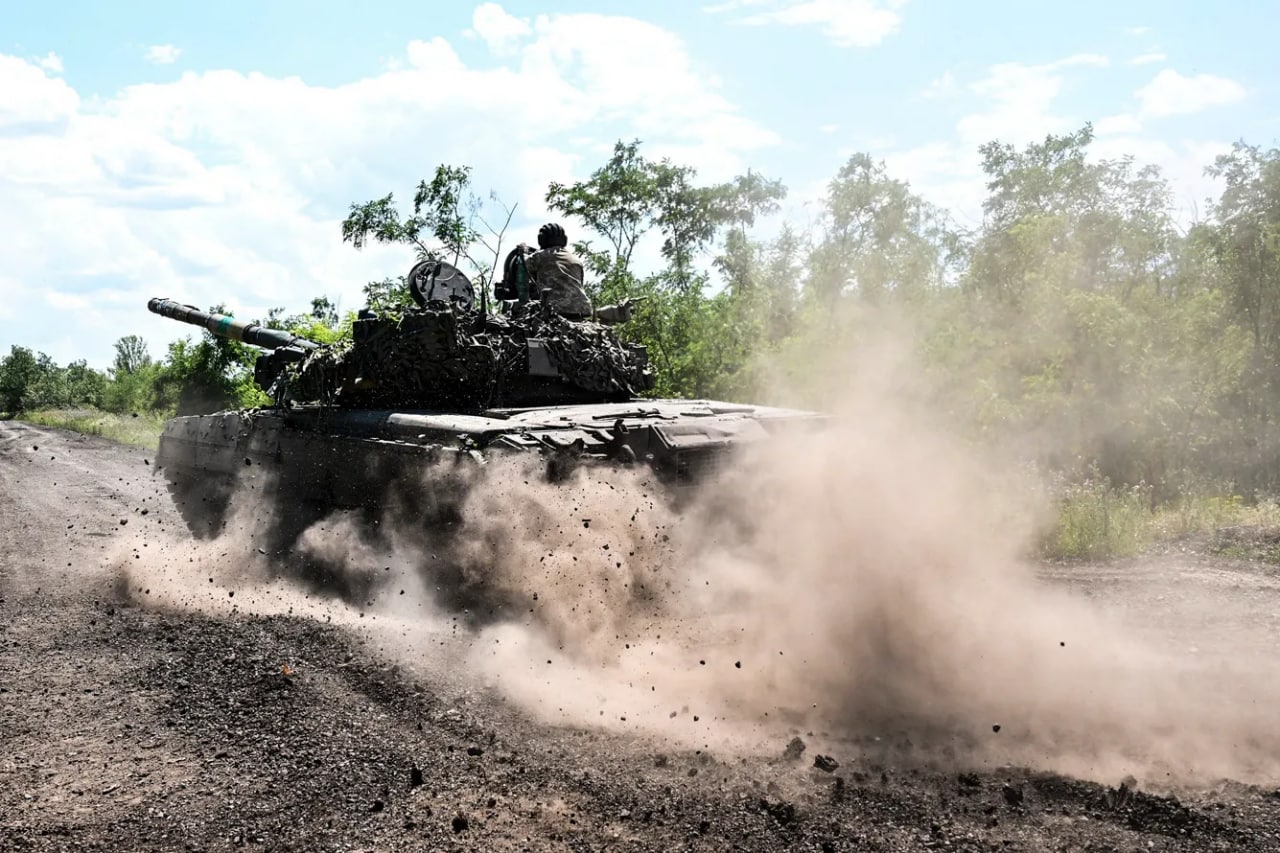 Украина ҳарбийлари Т-72 танкида фронт чизиғига яқин ҳудудда ҳаракатланмоқда.
