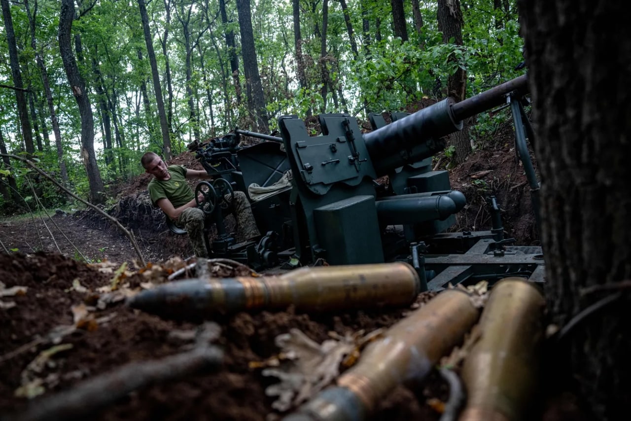 Xarkov yaqinidagi frontda ukrainalik artilleriyachi Amerika gaubitsasi M777 bilan turibdi.