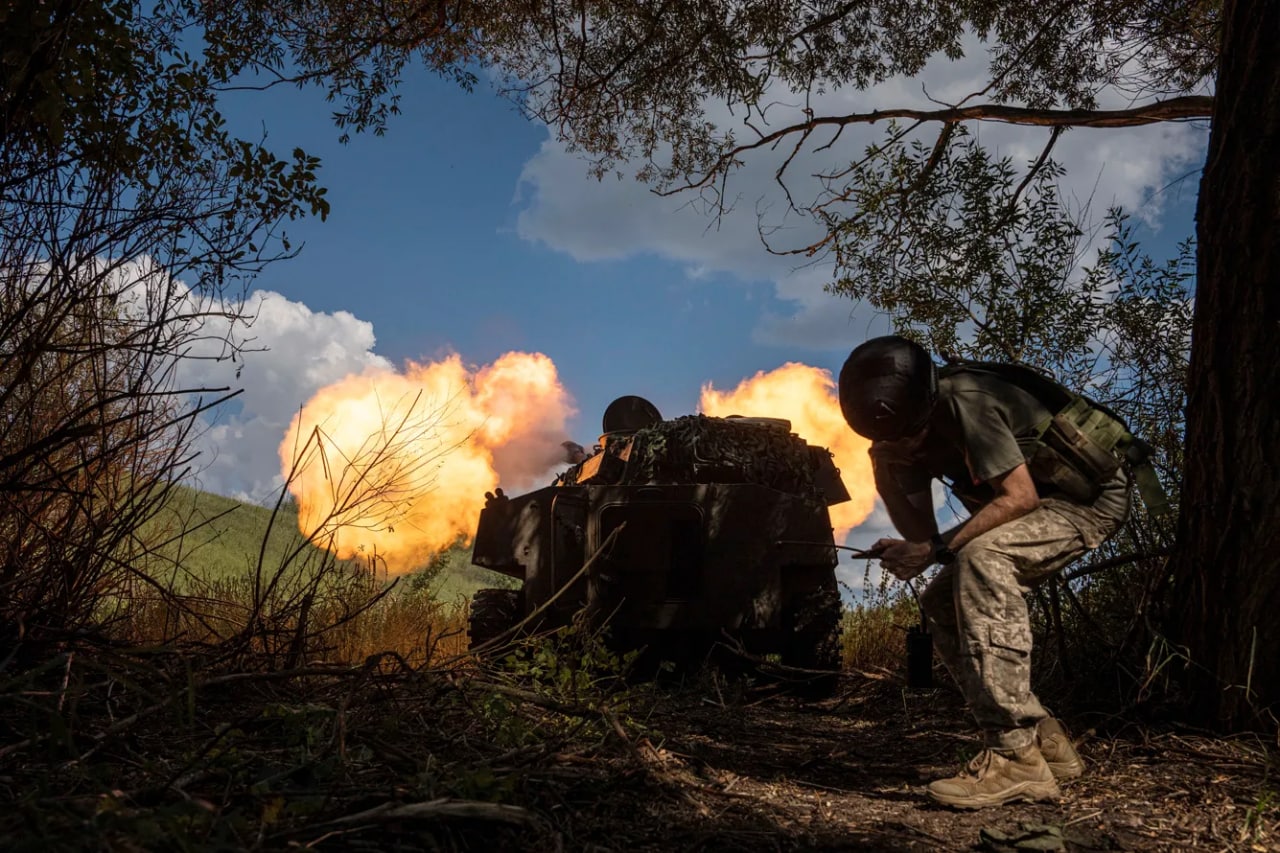 Ukrainaliklar o‘ziyurar artilleriya majmuasidan rus qo‘shinlari tomon o‘q uzmoqda.