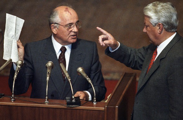SSSR prezidenti Mixail Gorbachyov va RF prezidenti Boris Yelsin RSFSR Oliy kengashi navbatdan tashqari sessiyasining kechki yig‘ilishida, 1991-yil 23-avgust