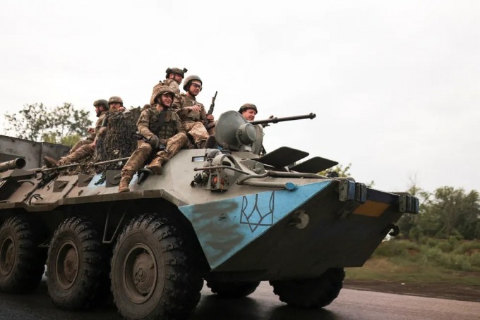 Ukraina askarlari, katta ehtimol bilan, o‘lja qilib olingan BTRda Donbassda, Baxmut yaqinida ketmoqda. 16-avgust kuni Rossiya qo‘shinlari Baxmutga hujumni davom ettirdi