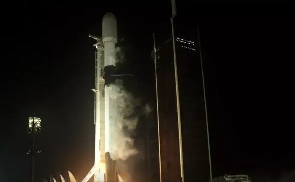 Bortida sun’iy yo‘ldoshlar bo‘lgan Falcon 9 raketasi