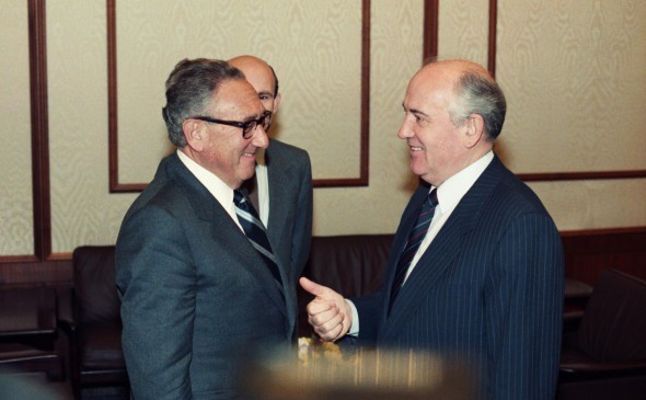 Genri Kissinjer 1989-yilda SSSRga tashrifi chog‘ida Mixail Gorbachyov bilan