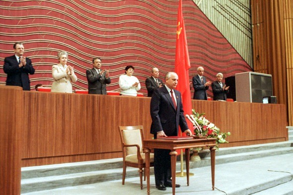 Mixail Gorbachyov qasamyod qabul qilish chog‘ida, 1990-yil