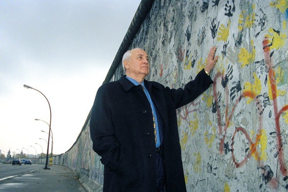 Mixail Gorbachyov “Berlin devori” yodgorlik majmuasida, 1998-yil