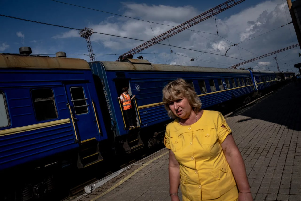 Донбассдан эвакуация қилинган аёл Покровскда ғарбга кетадиган поездга чиқмоқчи.