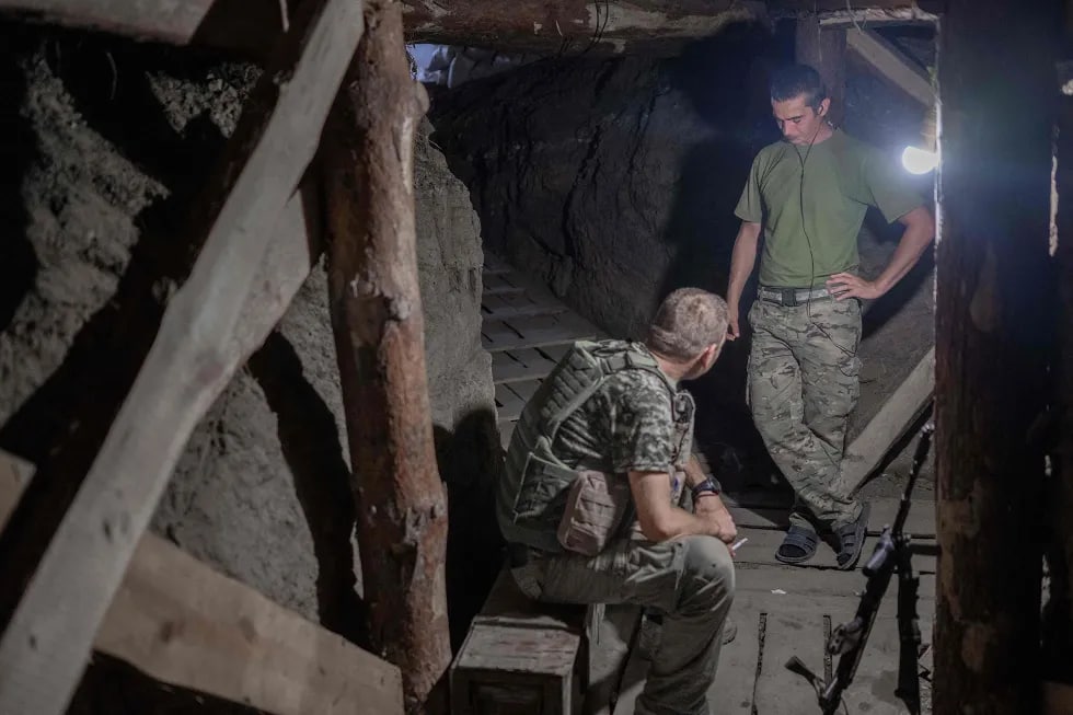 Ukraina askarlari frontlardan biriga yaqin yerosti boshpanasida. Rossiya qo‘shinlari artilleriyada hamon ustunlikka ega va Ukraina pozitsiyalarini o‘qqa tutishda davom etmoqda.