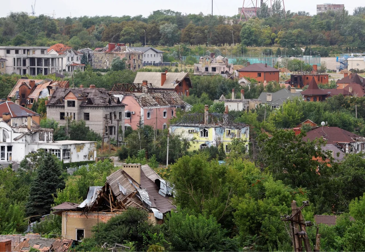 Mariupol tumanlaridan birida vayron qilingan va o‘qlardan shikastlangan xususiy uylar.