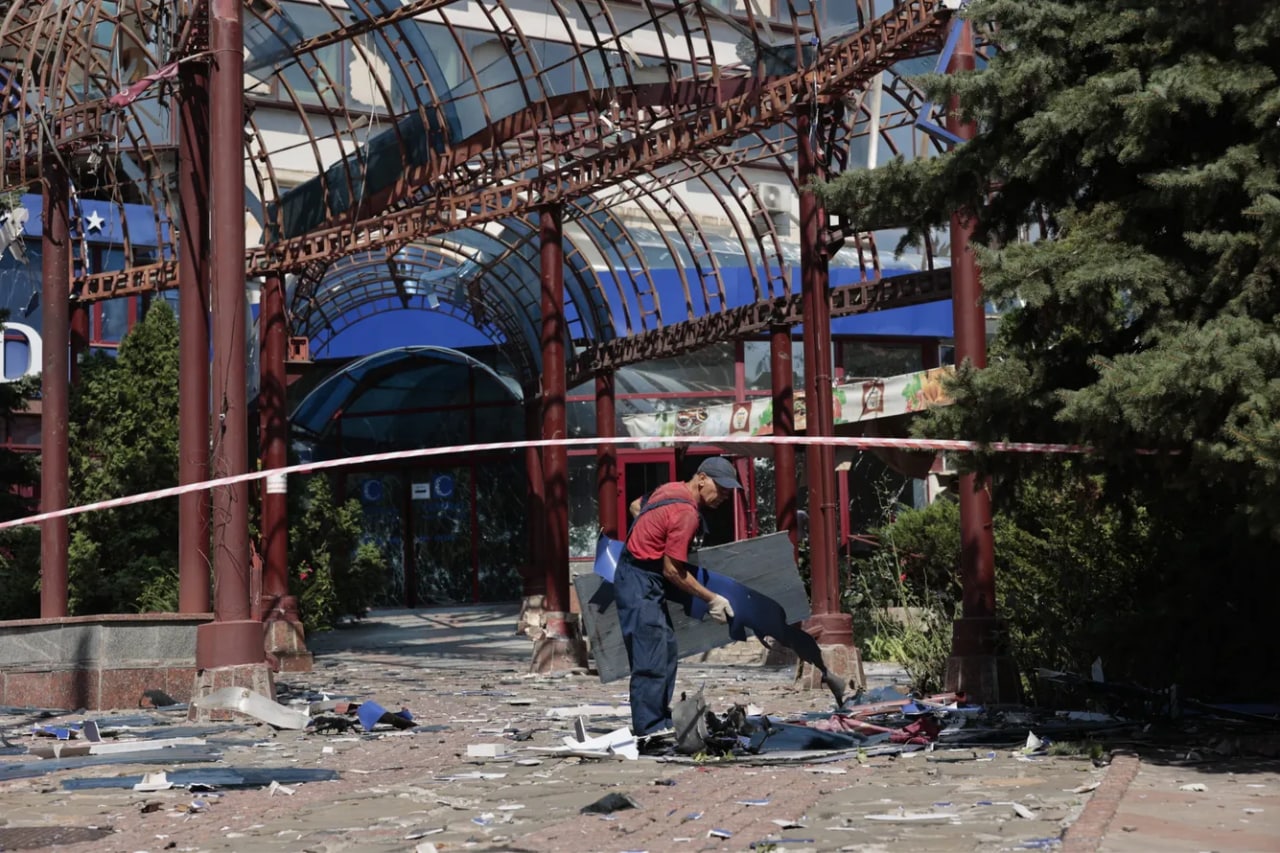 Donetsklik fuqaro “Markaziy” mehmonxonasi yaqinidagi vayronalarni tozalamoqda. Otishma oqibatida uch nafar tinch aholi vakili halok bo‘lgan, olti nafari yaralangan.