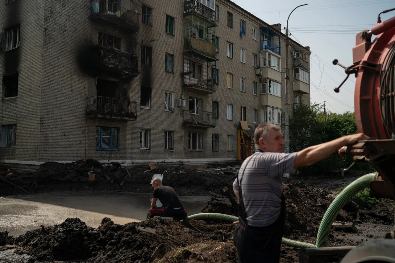 Ишчилар Россия ўқларидан шикастланган кратердан сув чиқармоқда. Маҳаллий ҳукумат кўп қаватли уйлар ва мактабга зарба берилганини хабар қилди. Отишма пайтида қурбонлар бўлмаган, бироқ зарба еган хонадонлар яшаш учун яроқсиз ҳолга келган. Украина Қуролли кучлари Россия қўшинлари Славянск йўналиши бўйича олдинга силжишга ҳаракат қилгани, аммо чекинишга мажбур бўлганини маълум қилди.