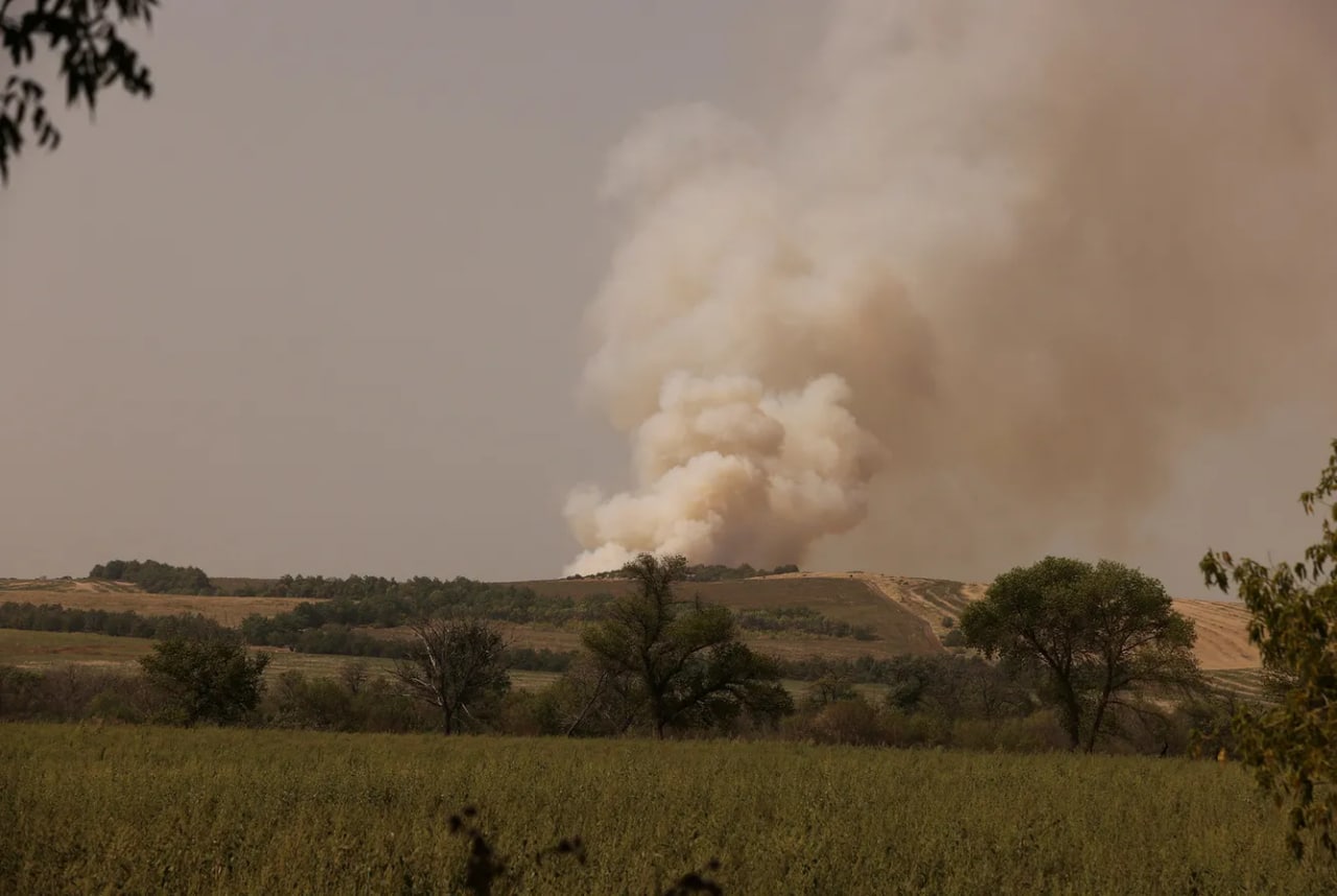 Donetsk viloyati Pazeno qishlog‘i yaqinida otishmadan keyingi tutun. U yerda janglar davom etmoqda, rus armiyasi Bahmutga hujum qilishga urinmoqda.