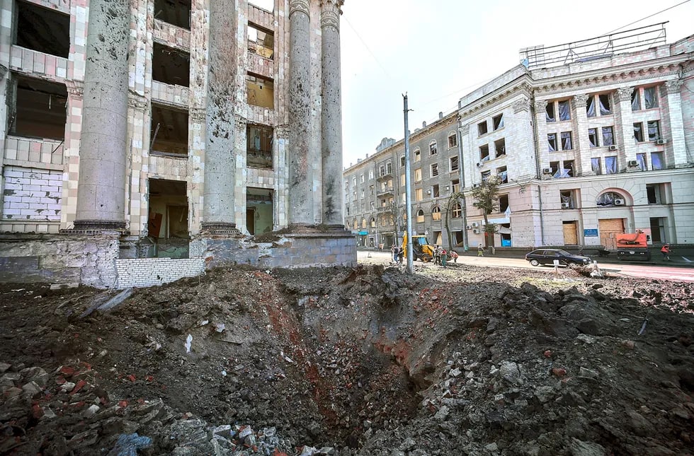 Xarkov viloyati ma’muriyati binosi yaqinida raketa zarbasidan qolgan o‘ra. Jabrlanganlar va halok bo‘lganlar haqida ma’lumot yo‘q.