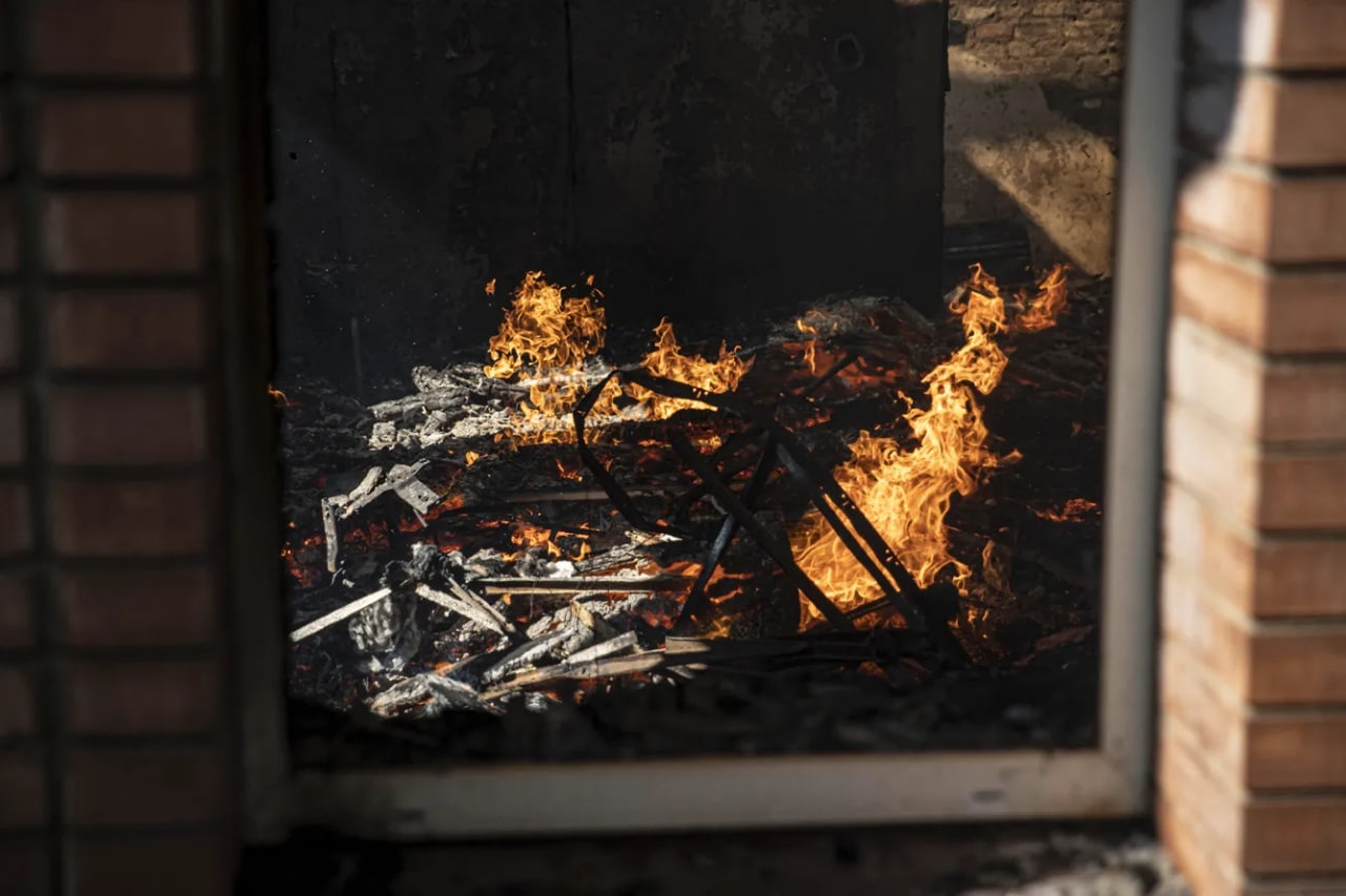 Slavyanskning o‘qqa tutilishi oqibatida bir qancha turar joylar zarar ko‘rdi. Slavyansk shahar harbiy ma’muriyati rahbari Vadim Lyaxning aytishicha, podstansiyaga shikast yetgani tufayli shaharning bir necha mikrorayonlari elektr ta’minotidan uzilib qolgan.