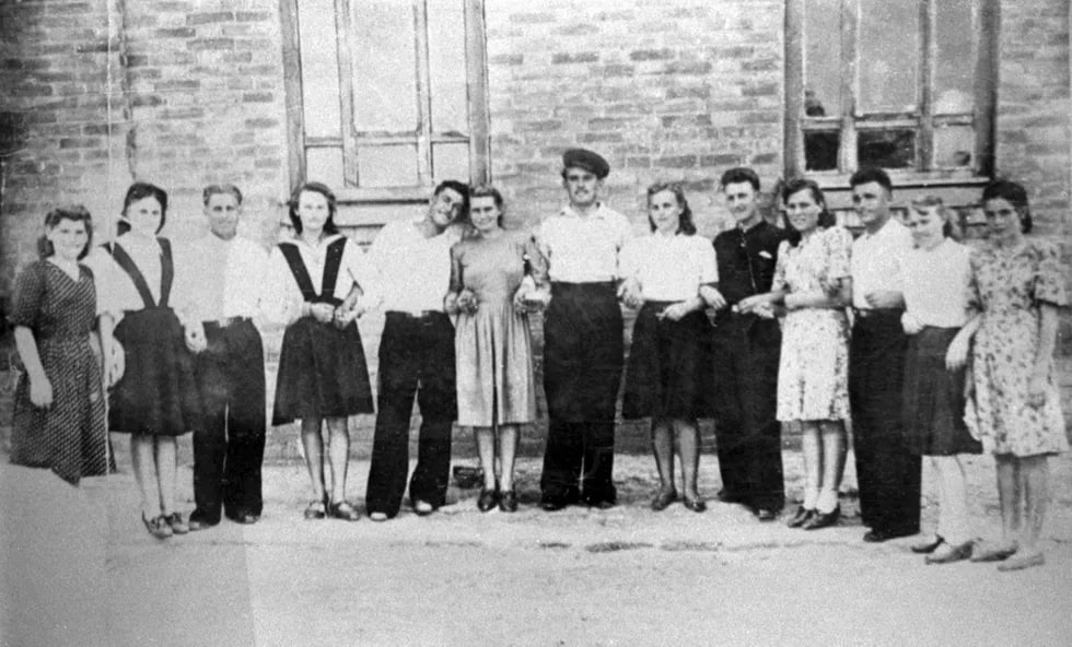 Mixail Gorbachyov (markazda bosh kiyimda) sinfdoshlari bilan. Sovet Ittifoqi, 1940-yillar.