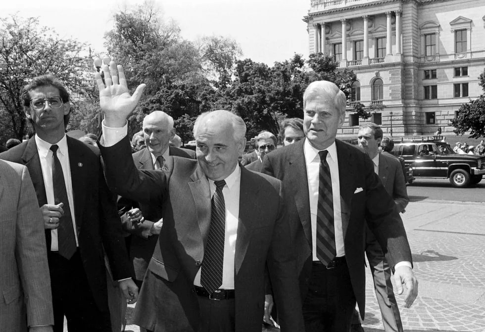 Mixail Gorbachyov Vashingtondagi Kongress kutubxonasi yonida. 1992-yil 14-may.
