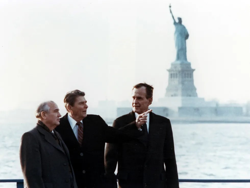 Михаил Горбачёв, Роналд Рейган ва Жорж Буш. Нью-Йорк, 1985 йил.