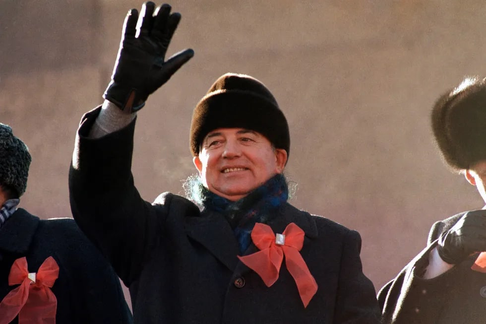 Mixail Gorbachyov Oktabr inqilobining 70 yilligi munosabati bilan Lenin maqbarasi minbarida. 1987-yil 7-noyabr.