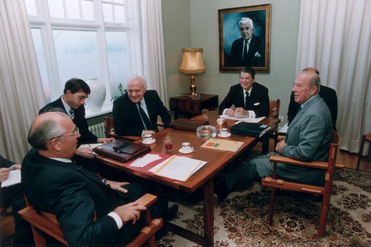 Михаил Горбачёв Роналд Рейган билан Рейкявикдаги учрашувда. 1986 йил 11 октябрь.