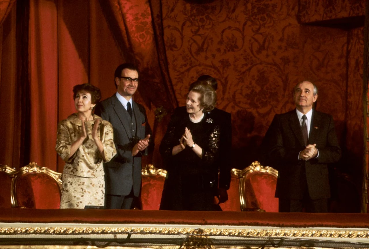 Mixail Gorbachyov va rafiqasi Raisa Gorbachyova Katta teatrda Buyuk Britaniya bosh vaziri Margaret Tetcher bilan. 1989-yil aprel.