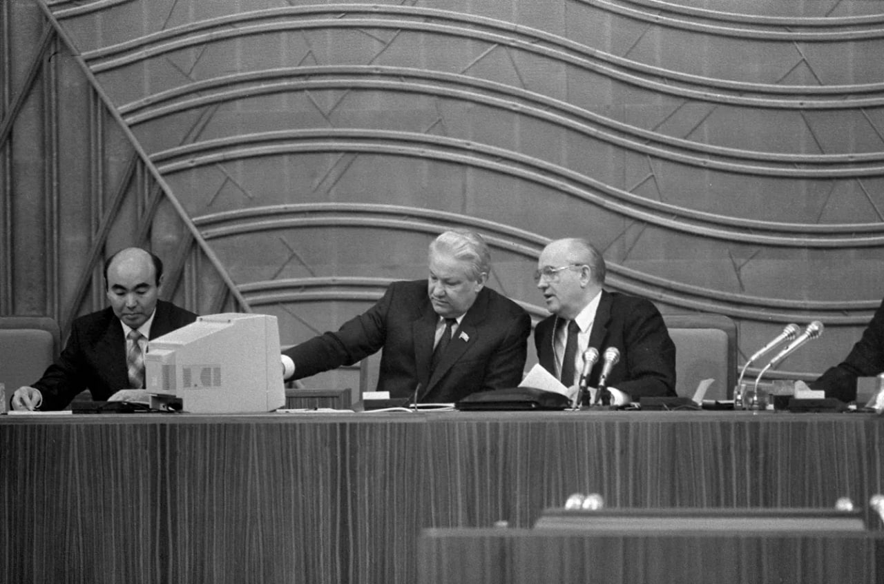 Mixail Gorbachyov (o‘ngda), Boris Yelsin va Asqar Akayev SSSR xalq deputatlari qurultoyida. 1990-yil 17-dekabr.