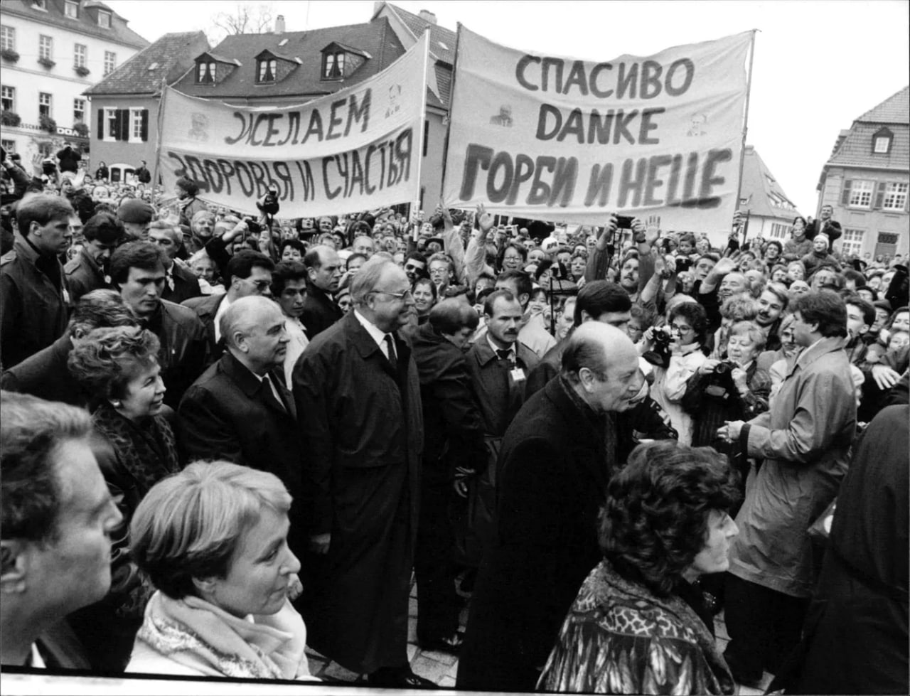 Михаил Горбачёв ва Германия канцлери Гелмут Кол Шпаер шаҳрида. 1990 йил.