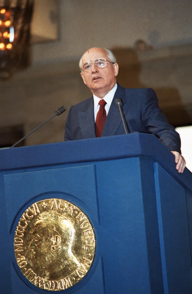 Mixail Gorbachyov Osloda Nobel ma’ruzasini o‘qimoqda. 1991-yil 5-iyun.