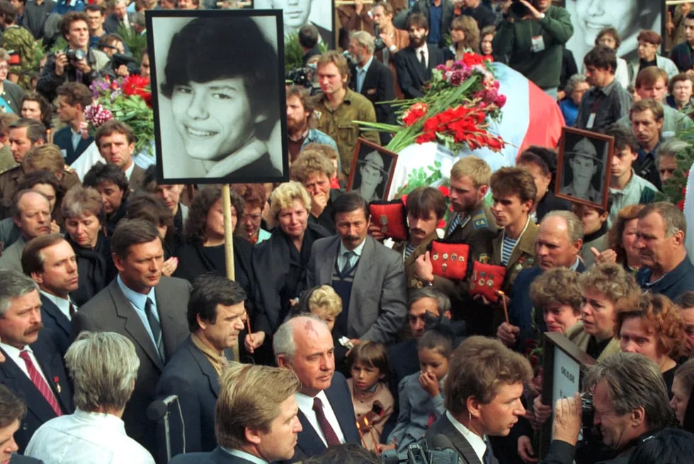 Михаил Горбачёв 1991 йил августдаги давлат тўнтариши пайтида ҳалок бўлганлар хотирасига бағишланган мотам митингида.