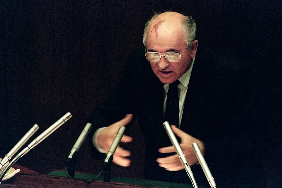 Mixail Gorbachyov SSSR Oliy Kengashi majlisida nutq so‘zlamoqda. 1991-yil 27-avgust.