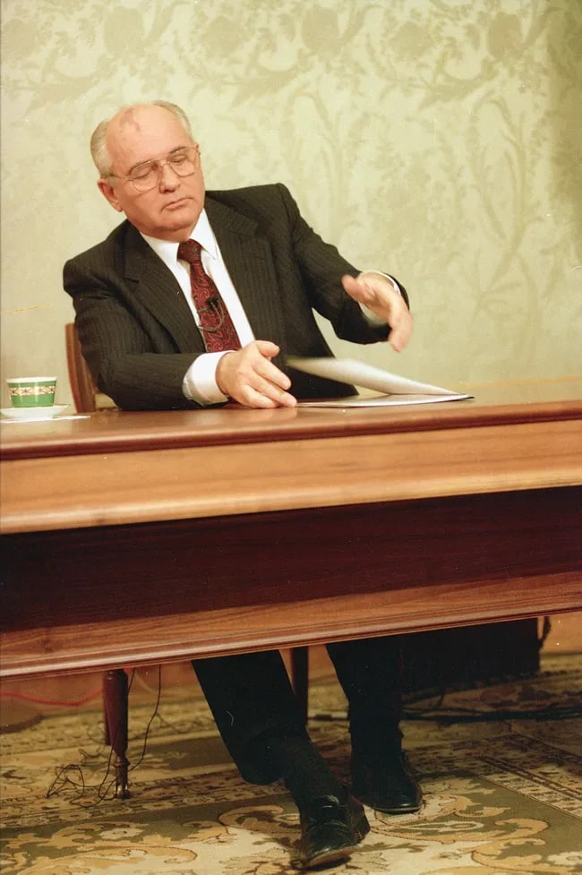Mixail Gorbachyov SSSR prezidentligidan iste’foga chiqqanini e’lon qilmoqda. 1991-yil 25-dekabr.
