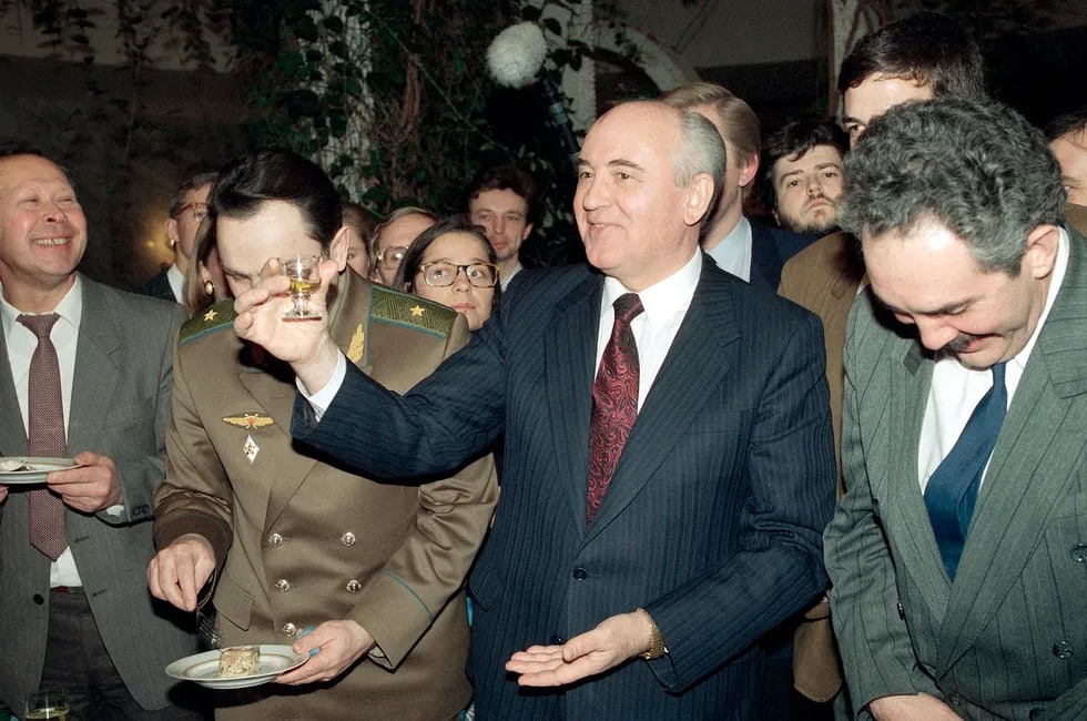 Mixail Gorbachyov SSSR prezidentligidan ketganidan keyin Moskvadagi “Oktabrskaya” mehmonxonasida. 1991-yil 26-dekabr.