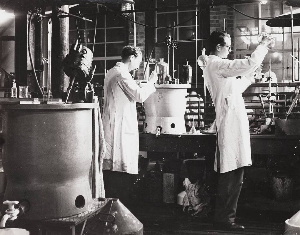 Англиядаги лабораторияда пенициллинни тозалаш жараёни, 1943 йил