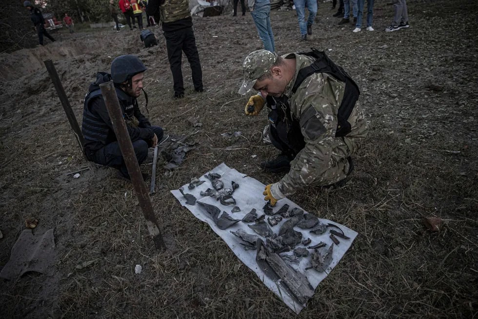 Ukrainalik sapyorlar shaharga tushgan rus snaryadining parchalarini yig‘moqda.