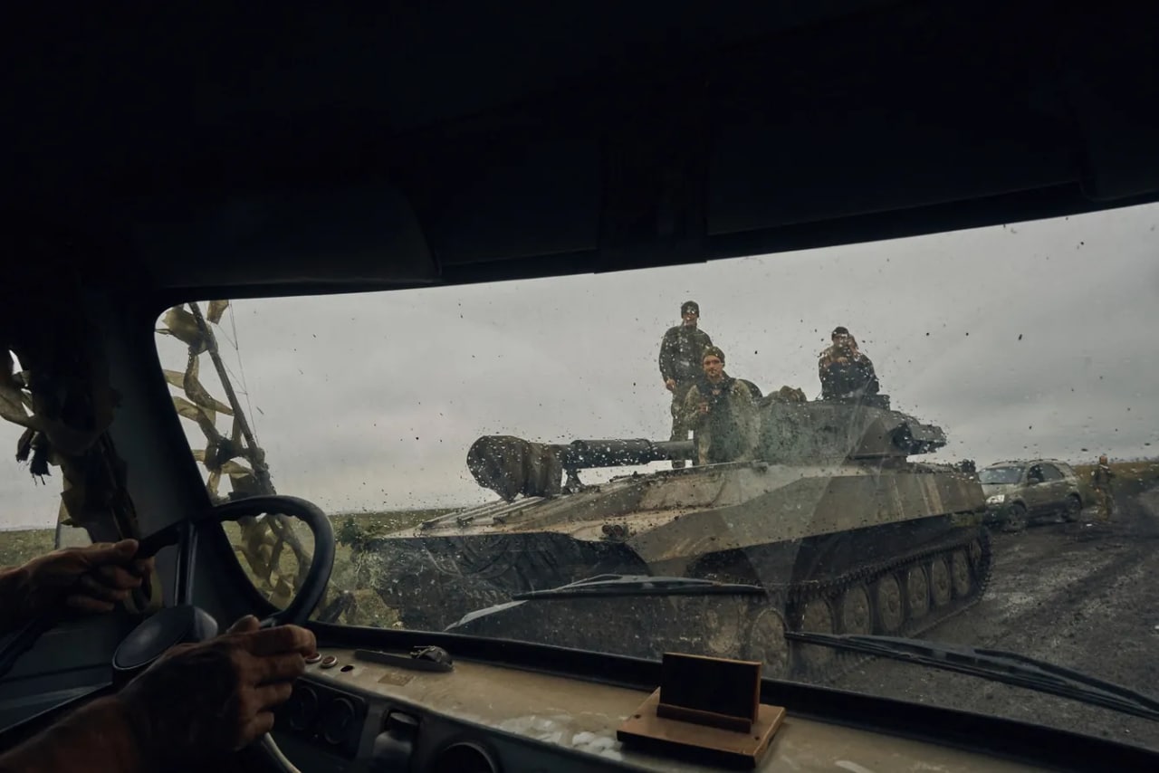 Ukrainaning o‘ziyurar artilleriya qurilmasi Xarkov viloyati yo‘lida.