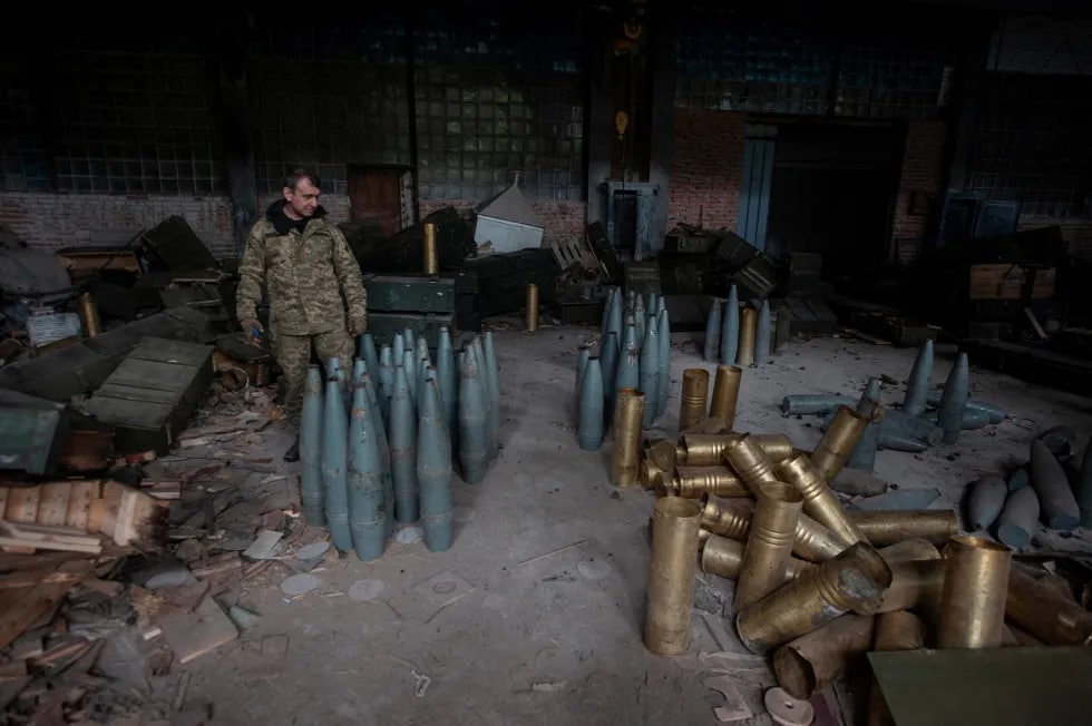Ukrainalik askar Izyum yaqinidagi qarshi hujum paytida qo‘lga olingan rus artilleriyasini ko‘zdan kechirmoqda.