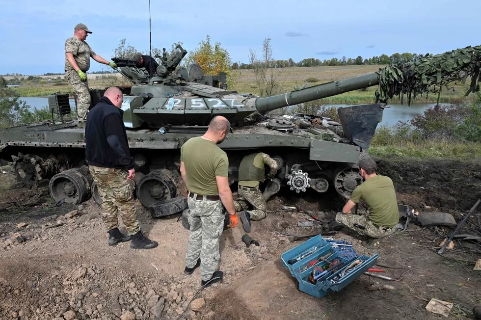 Ukraina qurolli kuchlari askarlari Xarkovdan shimolga chekinayotgan rossiyalik harbiylar tashlab ketgan tankni ko‘zdan kechirmoqda.