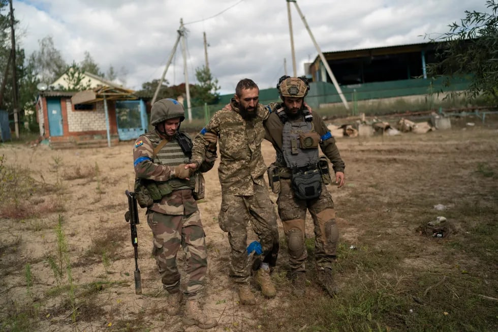 Yarador ukrainalik askar safdoshlarining ko‘magi bilan Shurovo qishlog‘iga tibbiy yordam uchun ketmoqda.