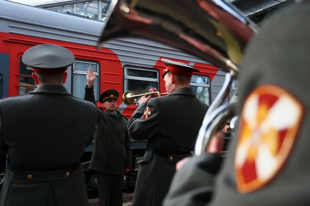 Krasnoyarsk temir yo‘l vokzalida harbiy orkestr safarbar qilingan erkaklarni kuzatish marosimini o‘tkazmoqda.