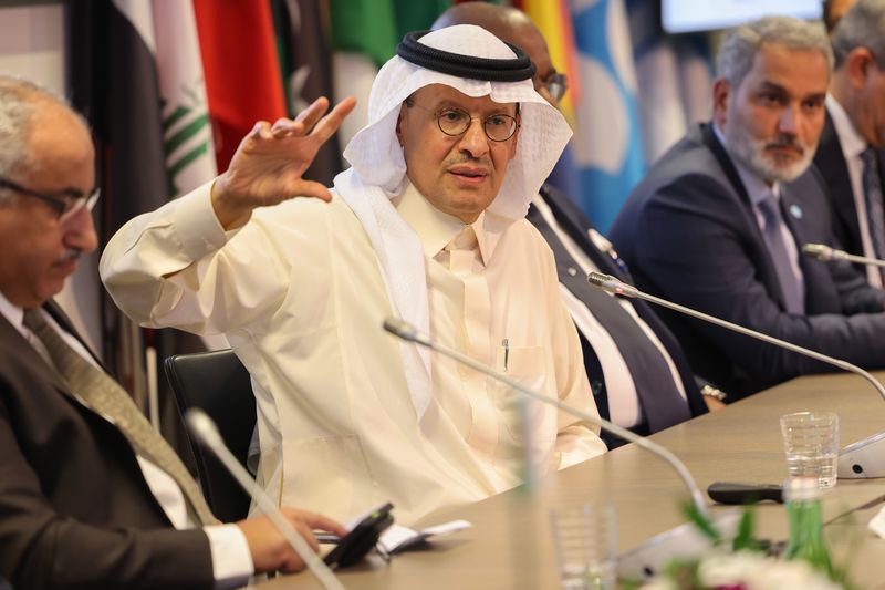 Saudiya Arabistoni Energetika vaziri Abdulaziz bin Salmon 5-oktabr kuni Avstriya poytaxti Vena shahrida OPEK+ yig‘ilishi yakunlari bo‘yicha matbuot anjumani paytida