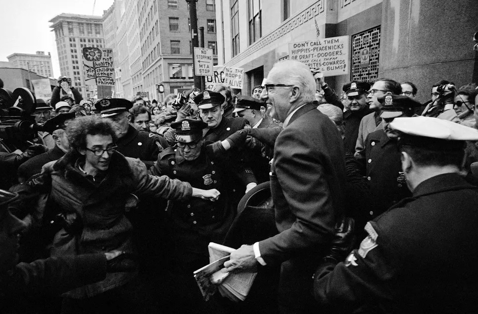 Bostondagi federal sud binosidan chiqayotgan Benjamin Spok