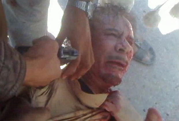 Каддафи ҳаётининг сўнгги дақиқалари. 2011 йил 20 октябрда олинган тасвир. 