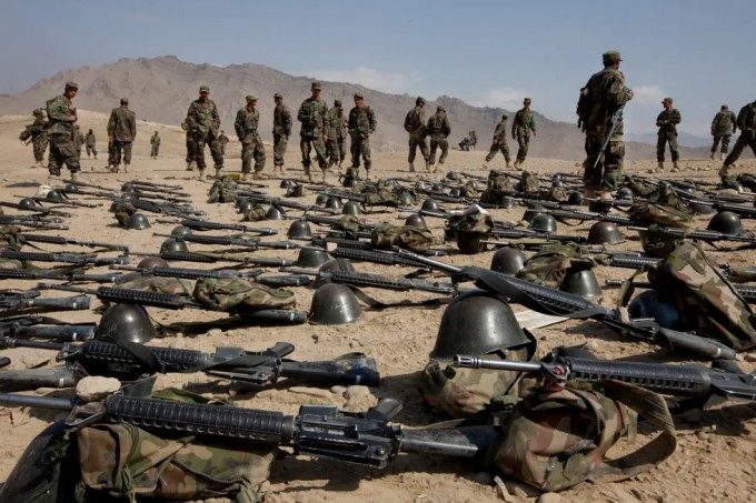 Afg‘oniston armiyasi Kobuldagi mashg‘ulotlar bazasida mashq qilmoqda. 2010-yil 4-oktabr