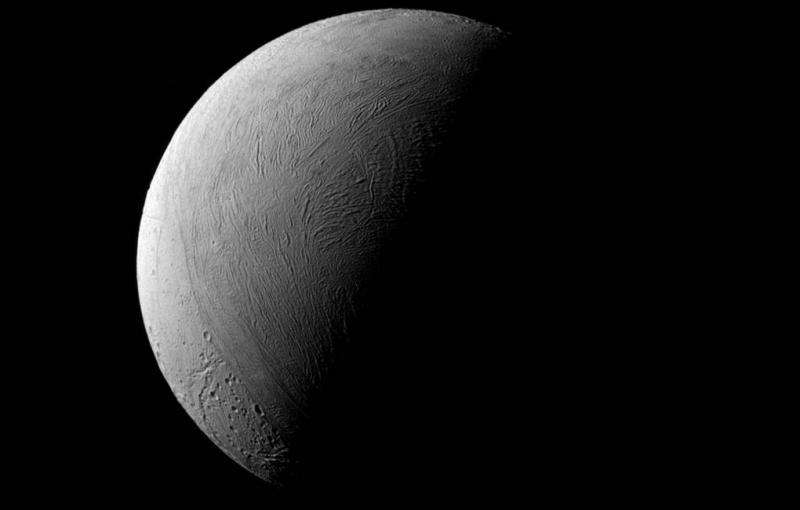 Сатурн йўлдошларидан бирида ҳаёт эҳтимоли топилди