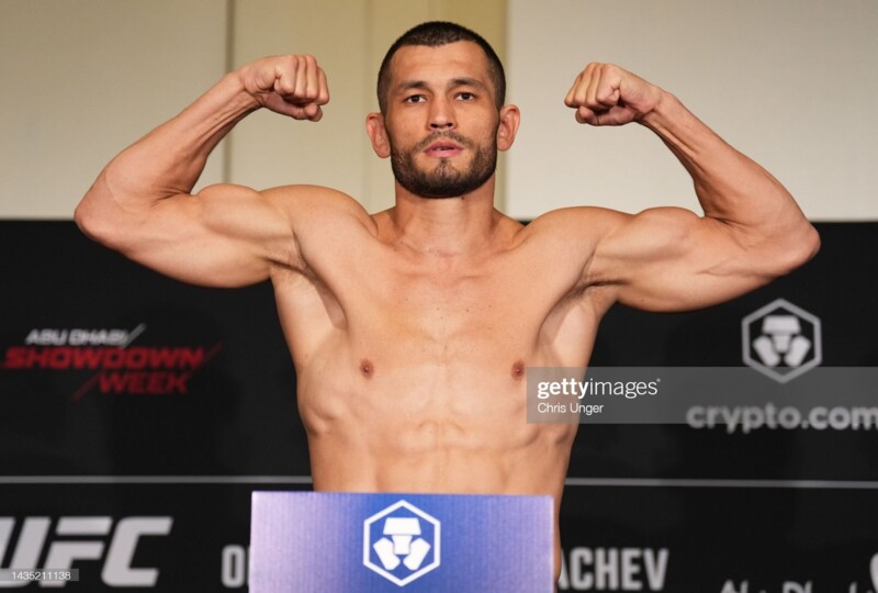 UFC 280 ishtirokchilari vazn o‘lchash marosimida qatnashdi. Mahmud Murodov me’yorni bajardi, Zubayra Tuxugovning jangi bekor qilindi