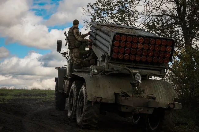 Ukraina harbiylari Donetsk viloyatidagi front chizig‘i yaqinida turgan “Grad” baravar o‘t ochuvchi reaktiv tizimi ustida.