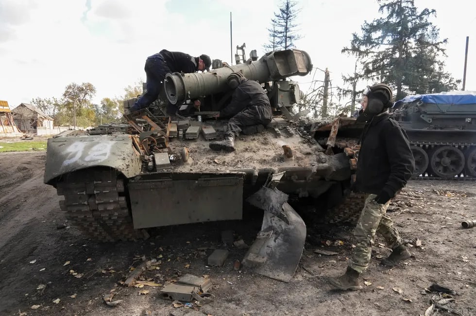 Yaqinda qaytarib olingan Kupyanskda Ukraina harbiylari qo‘lga olingan rus tankini tortib ketishga tayyorlamoqda.